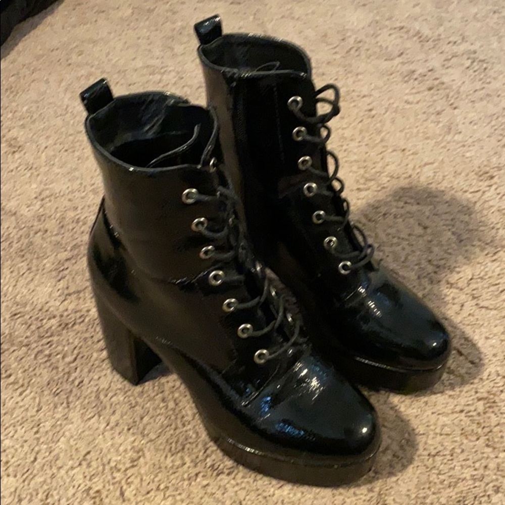 Black boots with heel
